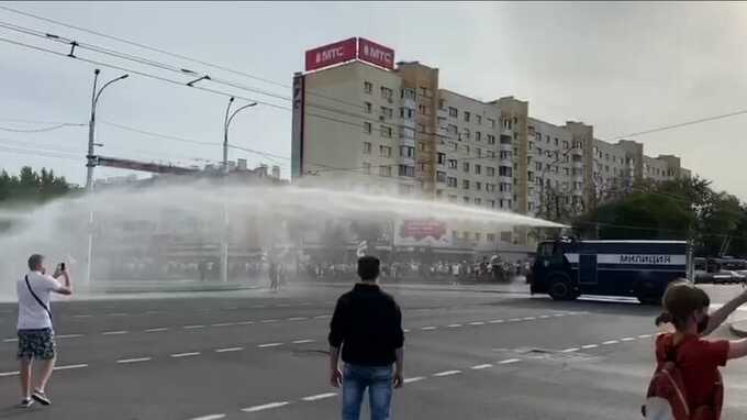 В Бресте применили водомет против митингующих на улицах