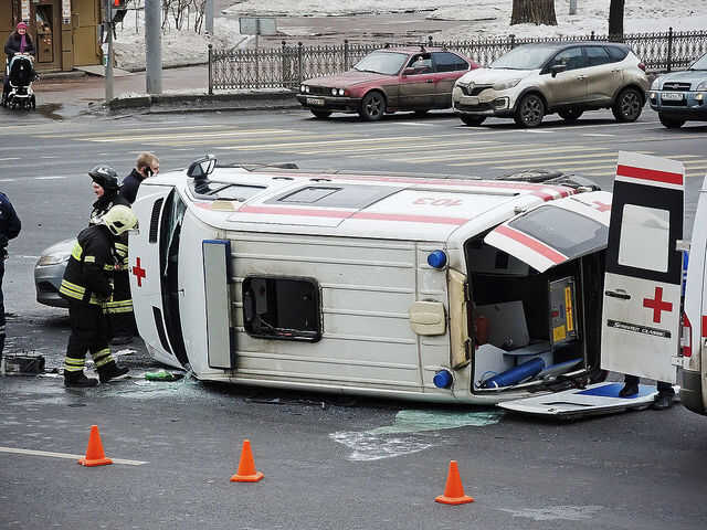 Машина скорой помощи перевернулась в Москве