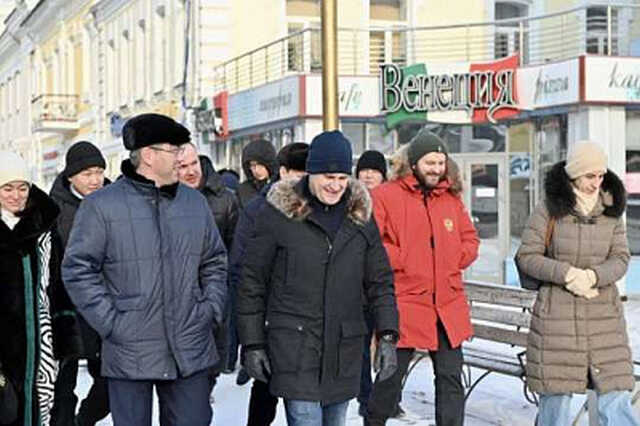 Помощнику президента Максиму Орешкину показали деревянные туалеты в Бурятии