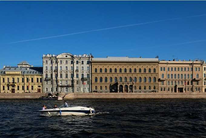 Моторная лодка с людьми перевернулась в Петербурге