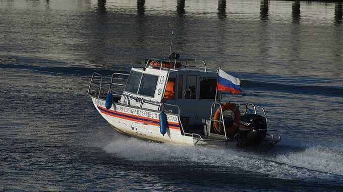 Лодка с людьми перевернулась напротив Северного речного вокзала в Москве