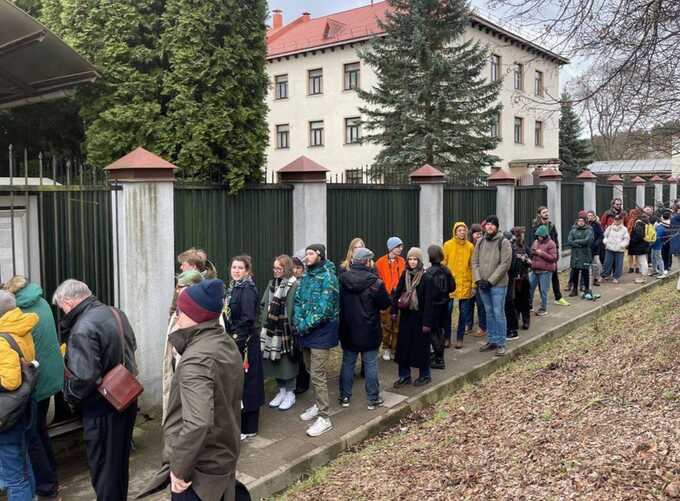 В Вильнюсе, столице Литвы, на акцию "Полдень против Путина" собралось более сотни человек