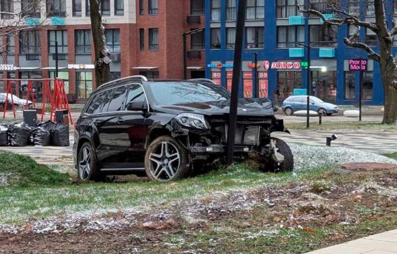 В Новой Москве женщина на «Мерседесе» каталась по площади и врезалась в столб