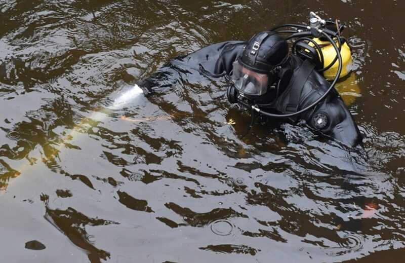 В Санкт-Петербурге водолазы подняли автомобиль с телом погибшей девушки