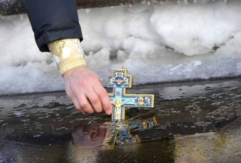 В Анапе состоялись крещенские купания, несмотря на загрязнение воды мазутом