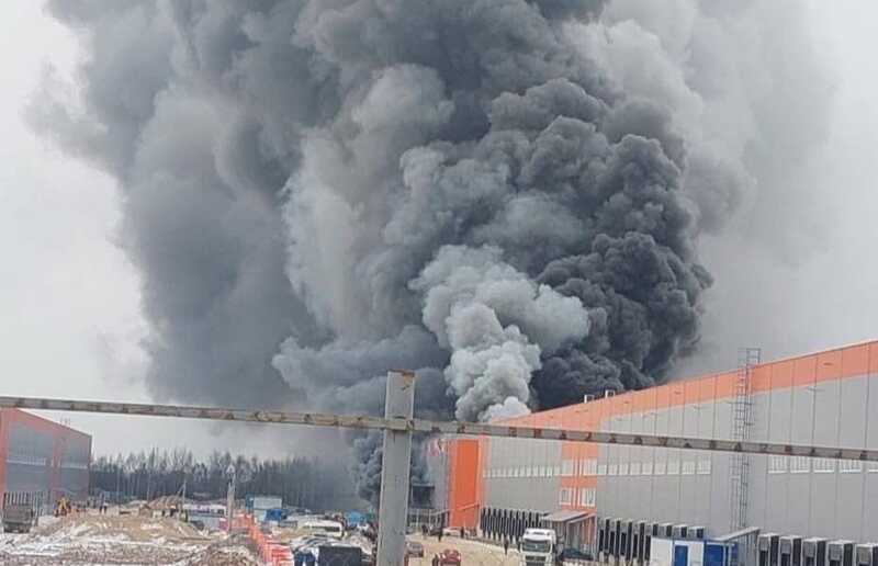 В подмосковном Клину произошел крупный пожар: столб дыма виден на несколько километров