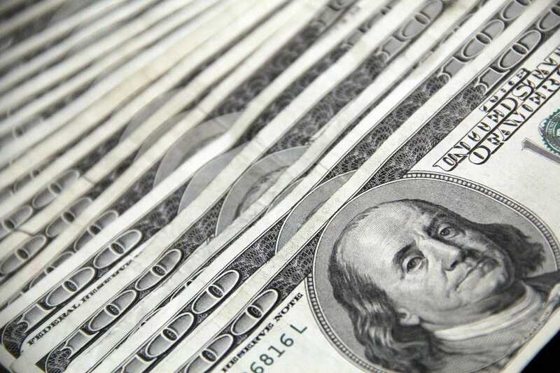 Топ-менеджеры компаний Meta, Oracle и JPMorgan продали акции на миллионы долларов перед появлением новостей о пошлинах Трампа
