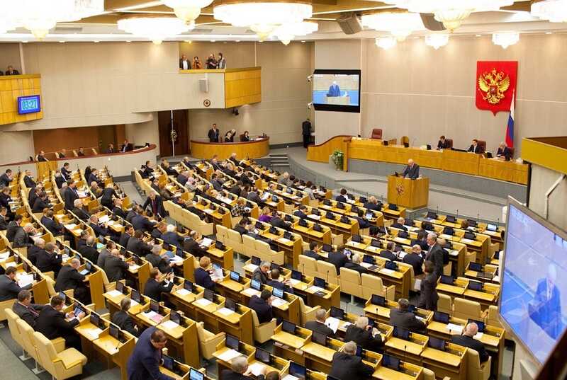 Госдума рассмотрит запрет на автомобильные рамки с оскорбительными надписями