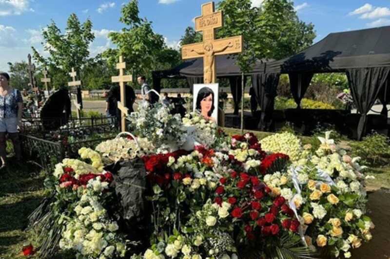 В годовщину смерти Анастасии Заворотнюк её семья посетила место захоронения