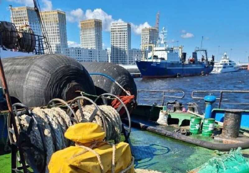 В Санкт-Петербурге произошло загрязнение воды в результате разлива мазута с судна