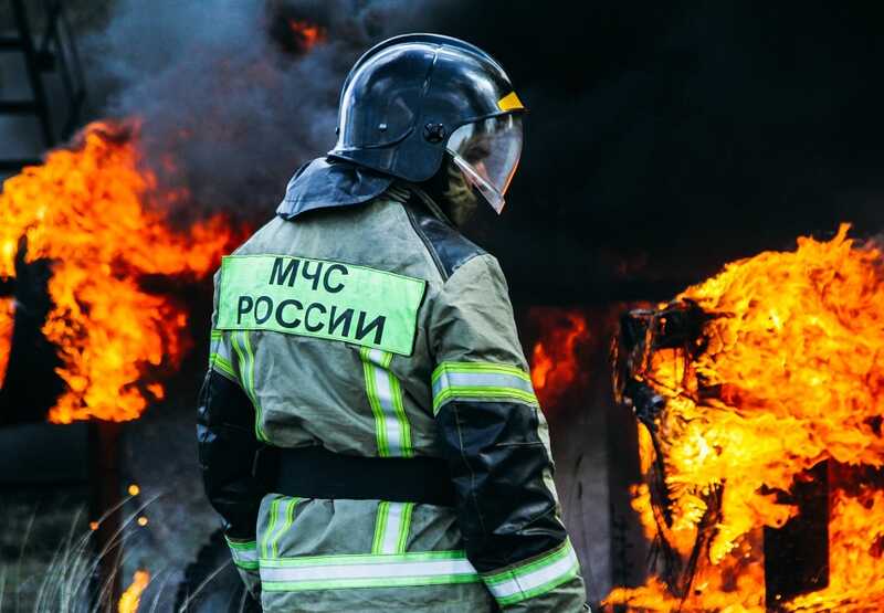 Во время пожара на складе в Москве погиб один человек