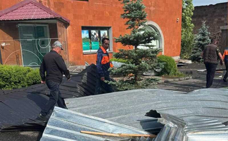 Вихрь в Армении стал причиной травм у четырёх человек