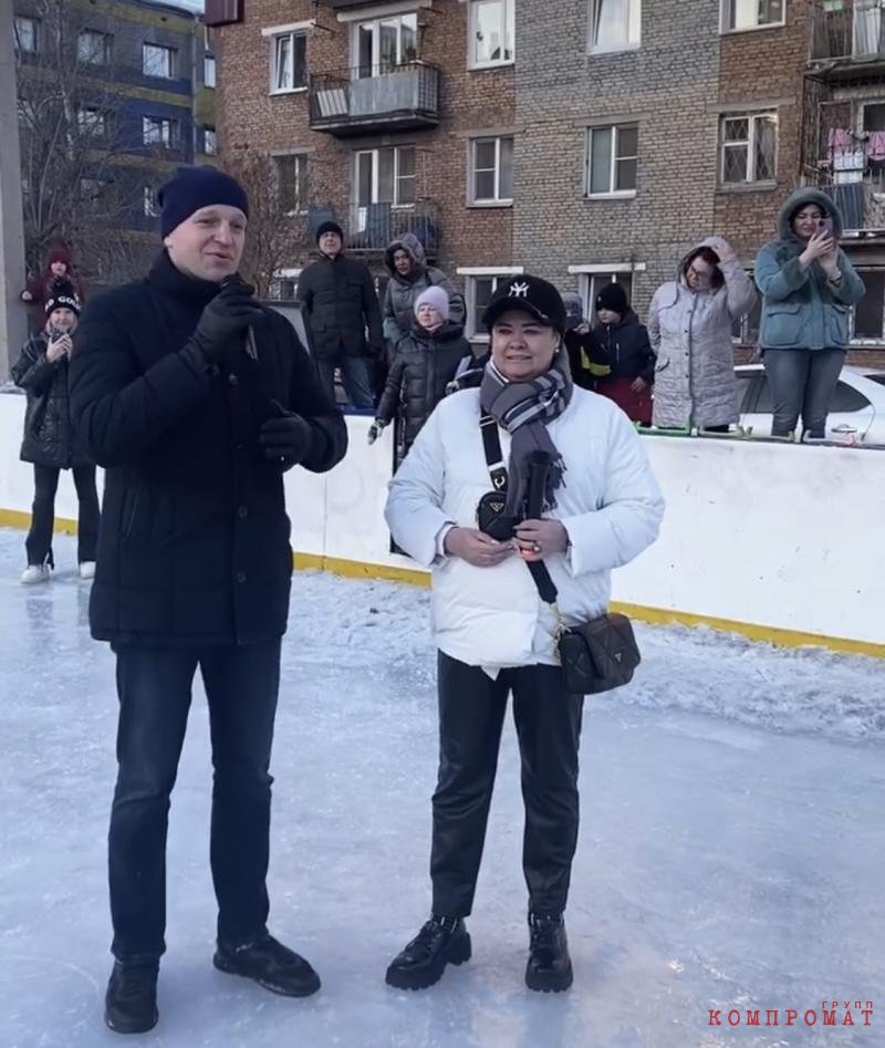 Виталий Матвийчук и Ольга Носенко. У последней через плечо перекинута сумочка от Prada